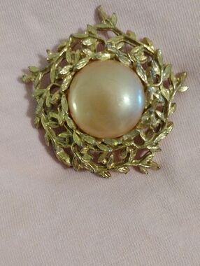 Source Unknown Gold-Tone Pearl Wreath Brooch